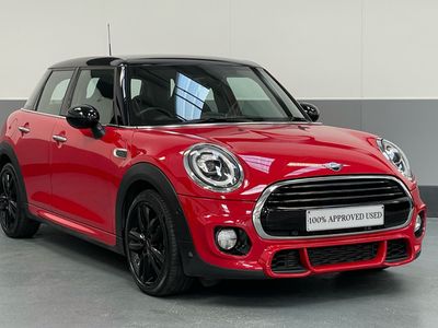 Begagnad Mini Cooper Hatch 136 HK (100 kW) 2018 Röd Halvkombi