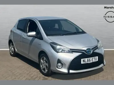 Used Toyota Yaris 100 HP (73 kW) 2016 Silver Hatchback