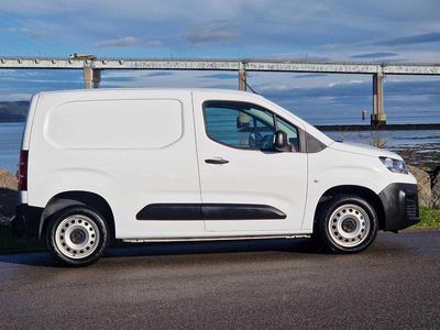 Używany Citroën Berlingo 99 KM (72 kW) 2023 Biały Minivan