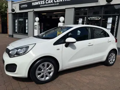 Begagnad Kia Rio Air 75 HK (55 kW) 2013 Vit Halvkombi