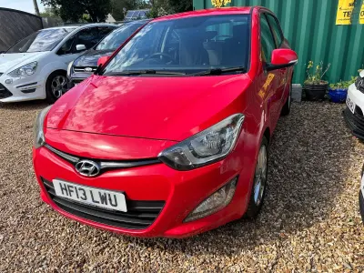 Used Hyundai i20 Style 90 HP (66 kW) 2013 Red Hatchback