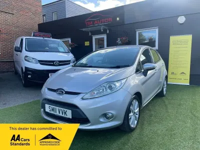 Usado Ford Fiesta Zetec 96 HP (70 kW) 2011 Prateado Citadino
