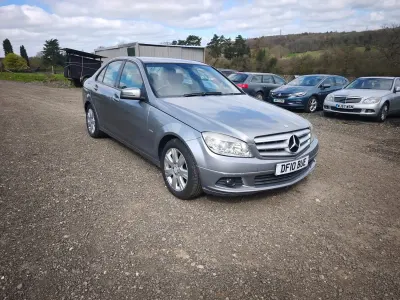 Usado Mercedes C200 Executive 2010 Plateado Berlina