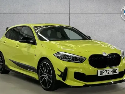 Begagnad BMW M135 Comfort Edition 302 HK (222 kW) 2023 Gul Halvkombi