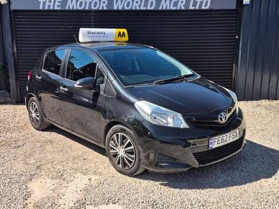 Begagnad Toyota Yaris T2 2012 Svart Halvkombi