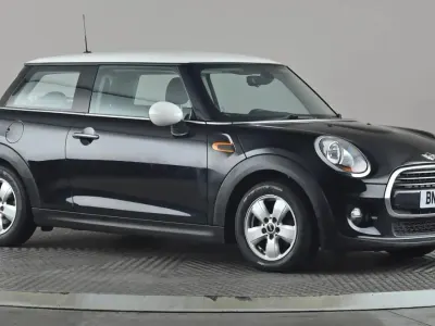 Begagnad Mini Cooper 136 HK (100 kW) 2018 Svart Halvkombi
