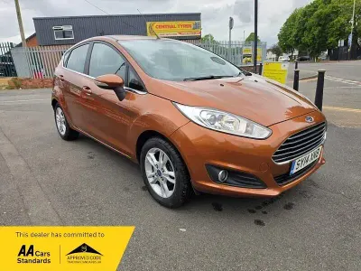 Usado Ford Fiesta Zetec 120 HP (88 kW) 2014 Amarelo Citadino