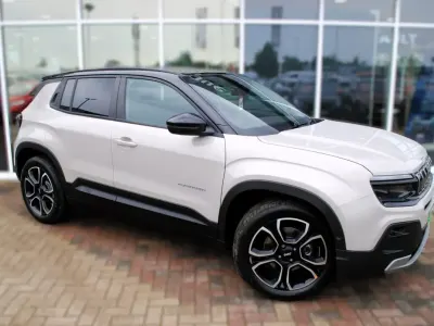 Begagnad Jeep Avenger Altitude 114 kW (156 HK) 2024 Beige SUV
