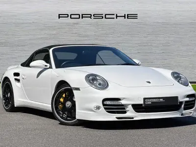 Begagnad Porsche 911 530 HK (389 kW) 2010 Vit Cab
