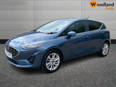 Begagnad Ford Fiesta Titanium 2022 Blå Halvkombi