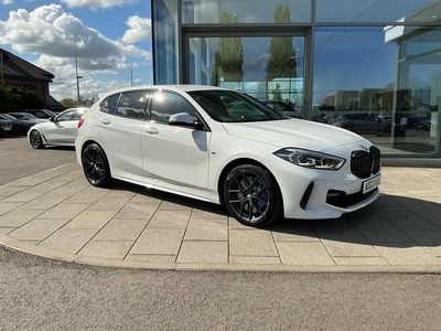 Begagnad BMW 120 M Sport 187 HK (137 kW) 2023 Vit Halvkombi