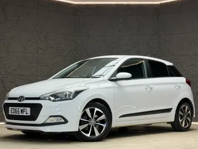 Used Hyundai i20 Premium 90 HP (66 kW) 2015 White Hatchback