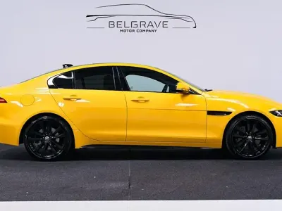 Käytetty Jaguar XE 300 HP (220 kW) 2023 Musta Sedan