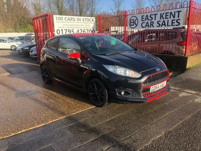 Usado Ford Fiesta Zetec 140 HP (102 kW) 2015 Preto Citadino
