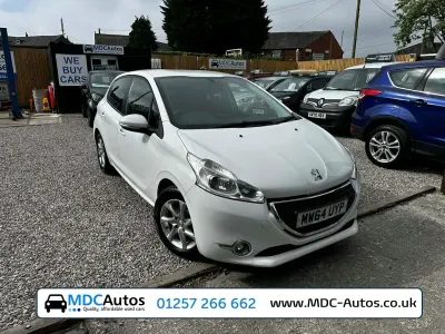 Gebraucht Peugeot 208 Active 82 PS (60 kW) 2015 Weiß Kleinwagen
