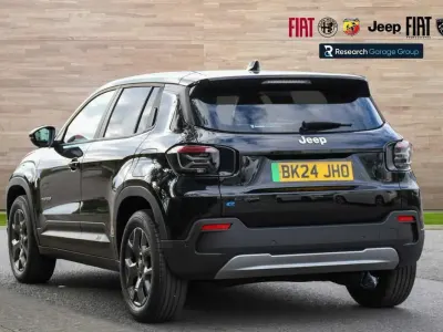 Begagnad Jeep Avenger EV Altitude 113 kW (154 HK) 2024 Svart SUV