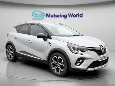 Begagnad Renault Captur Techno 143 HK (105 kW) 2023 Grå SUV