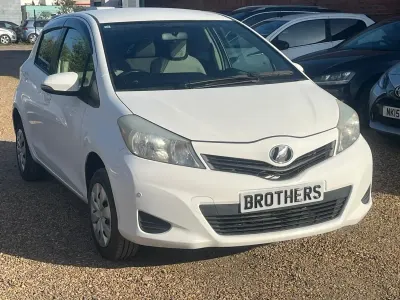 Begagnad Toyota Yaris 2013 Vit Halvkombi