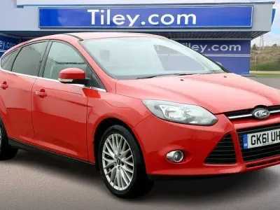 Usado Ford Focus Zetec 125 HP (91 kW) 2011 Vermelho Citadino
