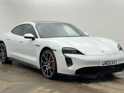 Begagnad Porsche Taycan Performance Package 419 kW (571 HK) 2022 Vit Sedan