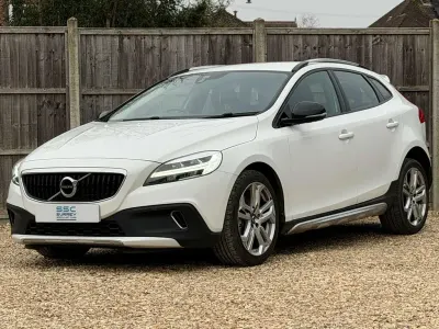 Used Volvo V40 2018 White Hatchback