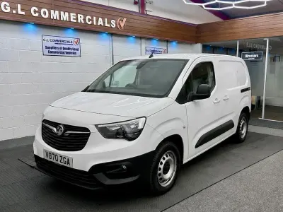 Second-hand Vauxhall Combo Edition 130 CP (95 kW) 2021 Alb Monovolum