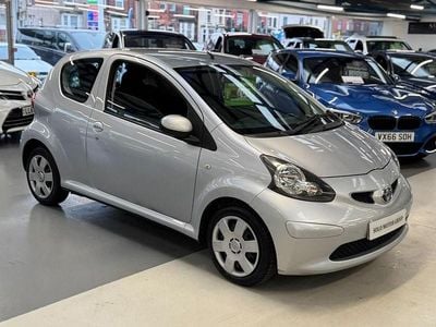 Begagnad Toyota Aygo 67 HK (49 kW) 2006 Silver Halvkombi