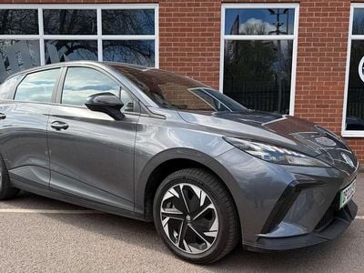 Begagnad MG MG4 EV SE 319 kW (435 HK) 2023 Grå Halvkombi