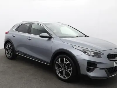 Usado Kia XCeed 140 HP (102 kW) 2020 Prateado SUV