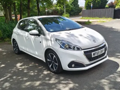 Used Peugeot 208 2019 White Hatchback