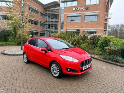Używany Ford Fiesta Titanium 105 KM (77 kW) 2014 Czerwony Hatchback