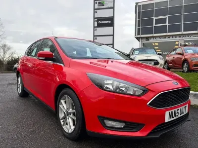 Begagnad Ford Focus Zetec 100 HK (73 kW) 2015 Röd Halvkombi