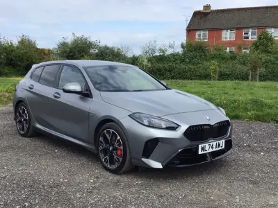 Usado BMW 120 M Sport 168 CV (123 kW) 2025 Gris Utilitario