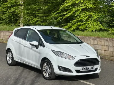 Begagnad Ford Fiesta Zetec 2015 Vit Halvkombi