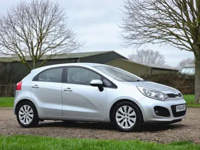 Używany Kia Rio 109 KM (80 kW) 2014 Srebrny Hatchback
