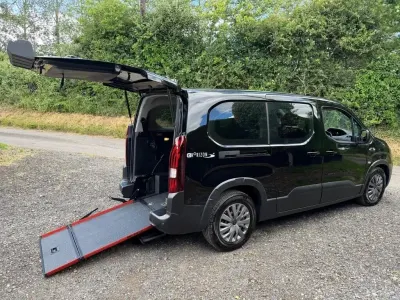 New Peugeot e-Rifter Allure 100 kW (136 HP) 2025 Black MPV