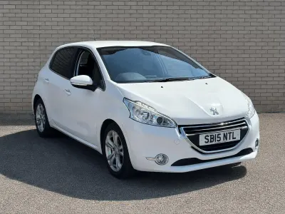 Used Peugeot 208 Allure 92 HP (67 kW) 2015 White Hatchback