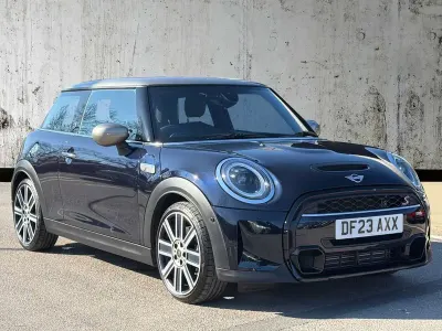 Begagnad Mini Cooper S Exclusive 176 HK (129 kW) 2023 Svart Halvkombi
