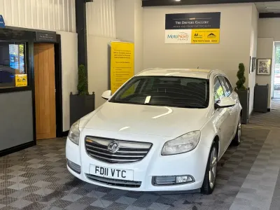 Używany Vauxhall Insignia SRi 160 KM (117 kW) 2011 Biały Kombi