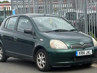 Usado Toyota Yaris 86 HP (63 kW) 2000 Verde Citadino