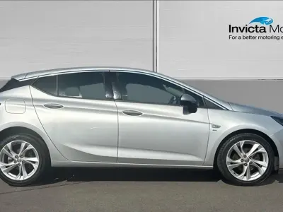 Used Vauxhall Astra SRi 150 HP (110 kW) 2018 Reflex silver metallic Hatchback