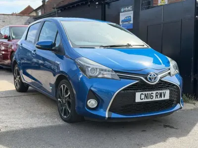 Used Toyota Yaris Design 100 HP (73 kW) 2016 Blue Hatchback