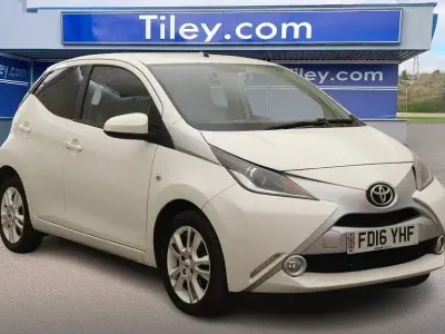 Usado Toyota Aygo X-pure 69 HP (50 kW) 2016 Branco Citadino