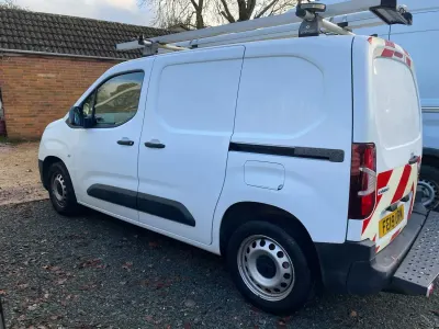 Usado Vauxhall Combo Edition 100 HP (73 kW) 2019 Branco Van