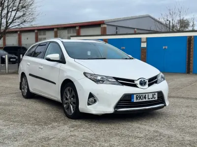 Used Toyota Auris Hybrid 136 HP (100 kW) 2014 White Estate