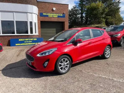 Usado Ford Fiesta Zetec 85 HP (62 kW) 2017 Vermelho Citadino
