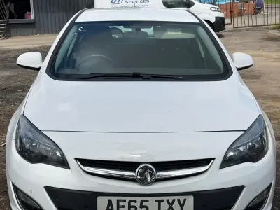 Używany Vauxhall Astra Excite 100 KM (73 kW) 2015 Biały Hatchback