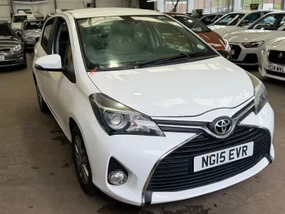 Używany Toyota Yaris 99 KM (72 kW) 2015 Biały Hatchback