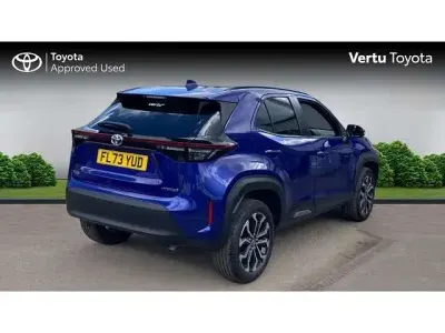Usado Toyota Yaris Cross Design 113 HP (83 kW) 2023 Azul SUV