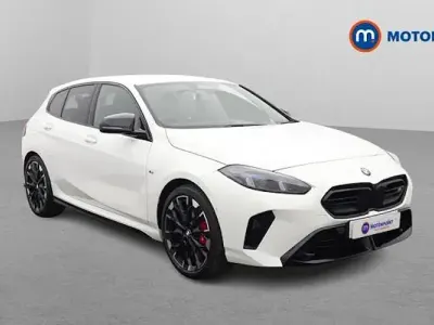 Begagnad BMW M135 300 HK (220 kW) 2025 Vit Halvkombi